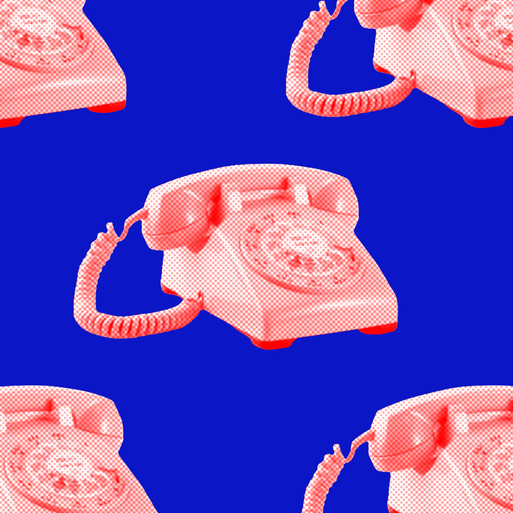 Téléphone vintage rouge sur fond bleu